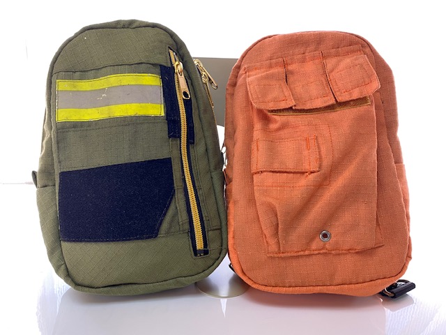 消防服をアップサイクルして作製したボディバッグ。色は緑とオレンジがあります。