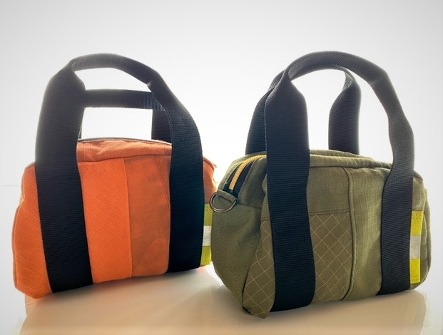 消防服をアップサイクルして作製した小さめの手さげバッグ。緑色とオレンジ色の２種類。