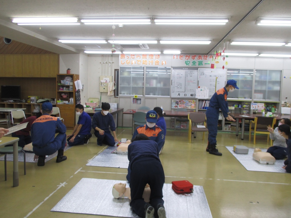 熱田消防署の方々による、AED講習の様子。