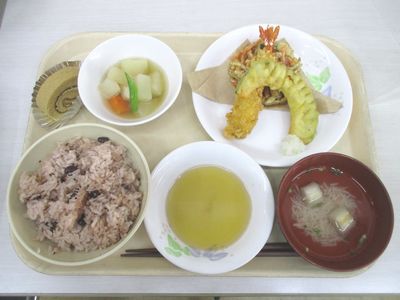 成人のお祝い膳（赤飯・天ぷら・ロールケーキなど）
